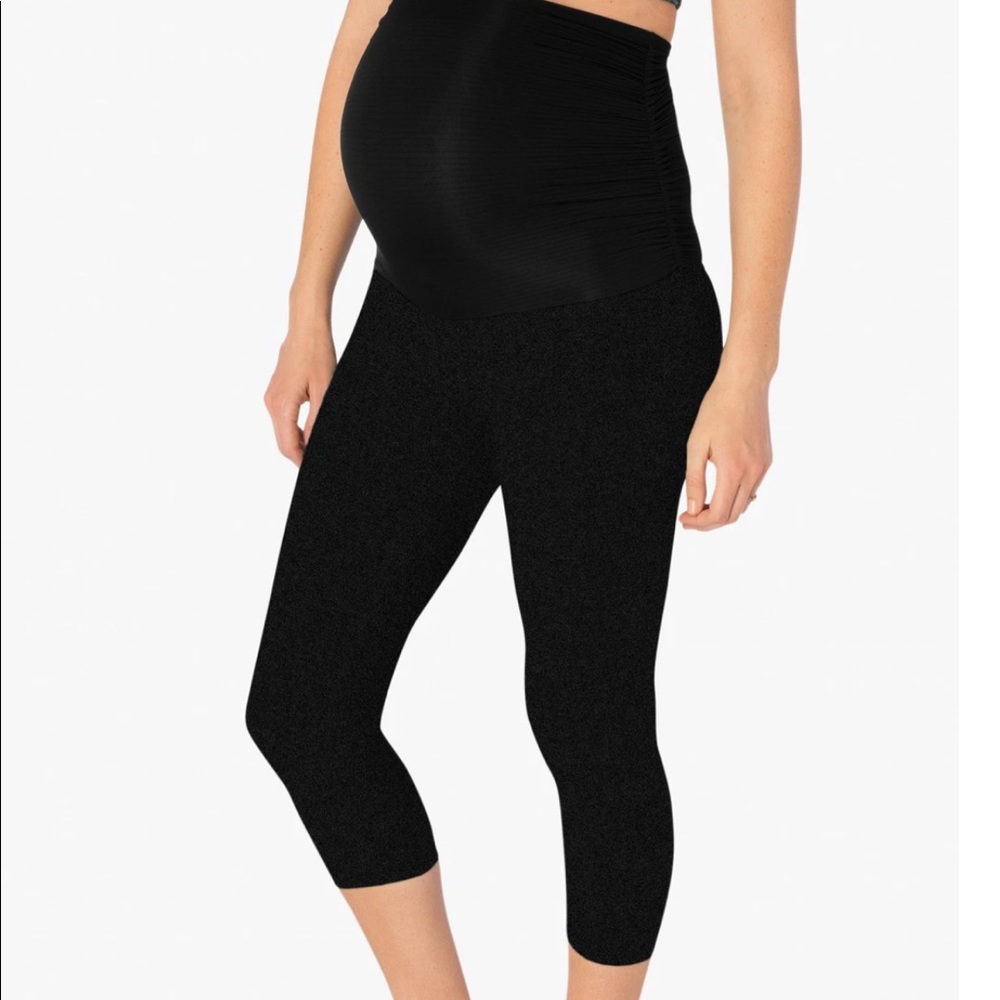 Beyond Yoga: Hug the Belly Capri Leggings - Picture 2 of 4